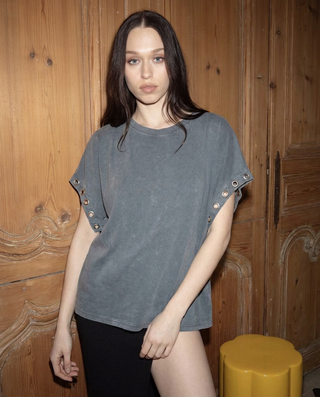T-shirt à oeillet en coton délavé