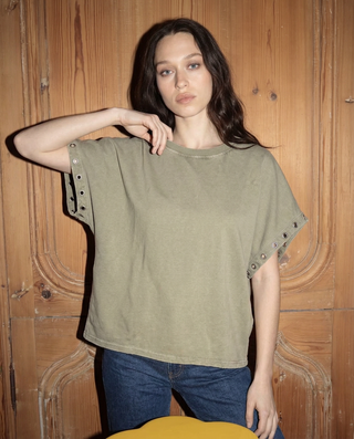 T-shirt à oeillet en coton délavé