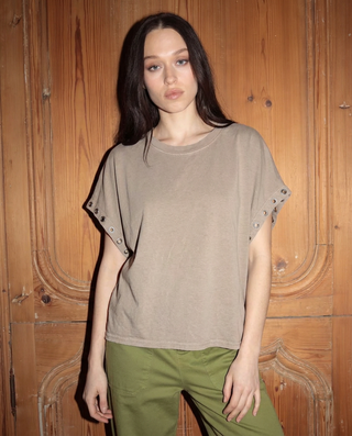 T-shirt à oeillet en coton délavé