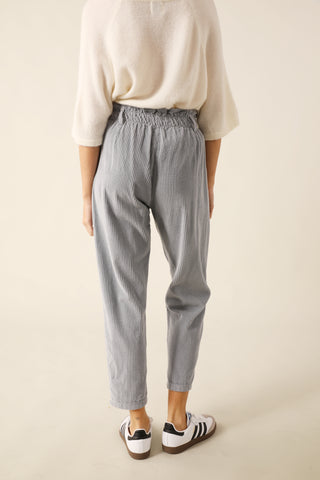 Pantalon carotte en velours taille élastiquée