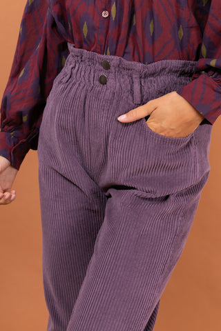 Pantalon carotte en velours taille élastiquée