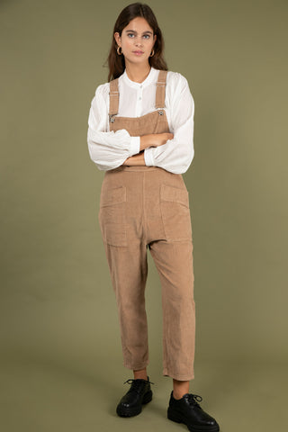 Salopette en velours coupe carotte