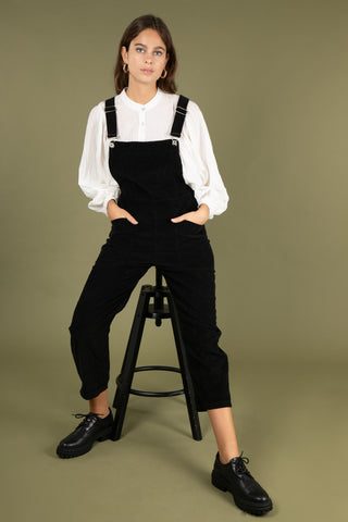 Salopette en velours coupe carotte